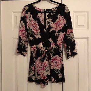 Yumi Kim floral romper🌸🌺
